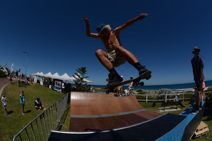 Sam Mcgovern frontside air Photo: @lividskateboards